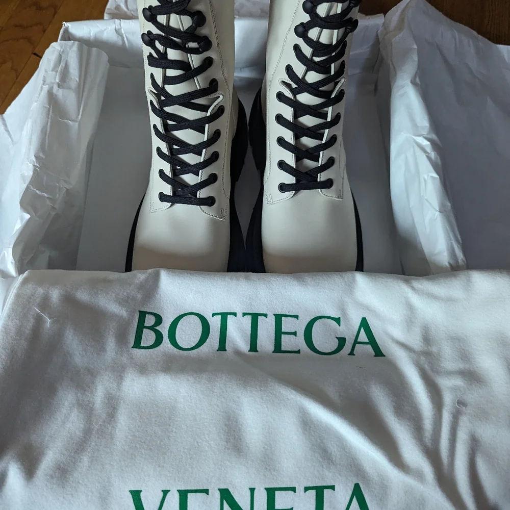 Bottega Veneta Lug Lace-Up Boot. Size 39. - Picture 4 of 8